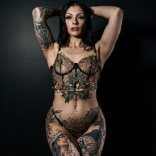  Nude