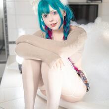 Nude