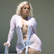  Nude