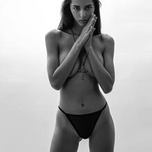  Nude