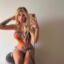  Nude