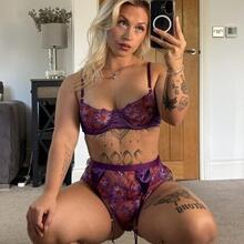  Nude