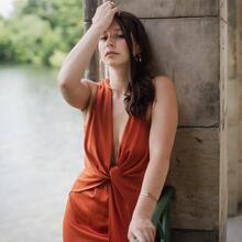  Nude