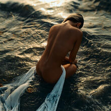  Nude