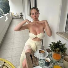  Nude