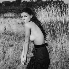  Nude
