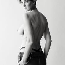  Nude