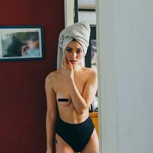  Nude