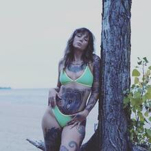  Nude