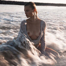  Nude