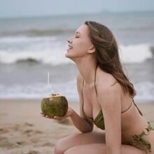  Nude