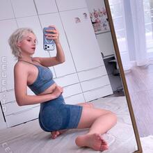  Nude