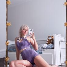  Nude