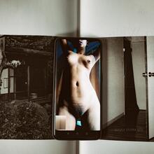  Nude
