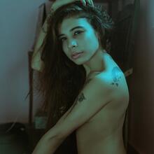  Nude