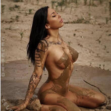  Nude