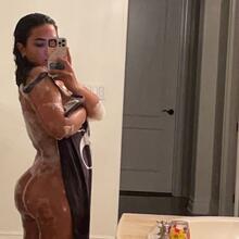  Nude