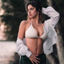  Nude