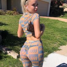  Nude
