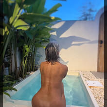  Nude