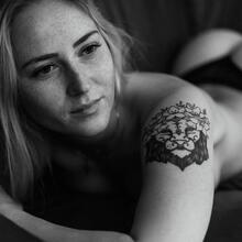  Nude
