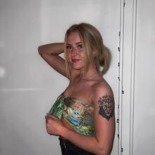  Nude