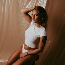  Nude
