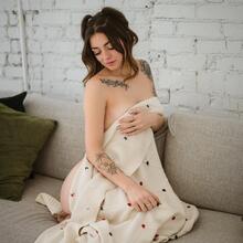  Nude