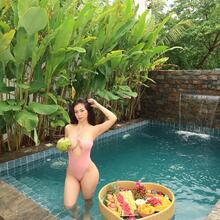  Nude