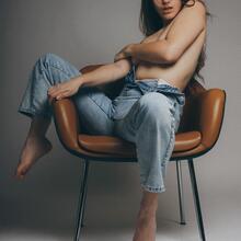  Nude