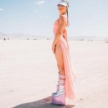  Nude