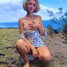  Nude