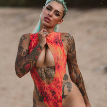  Nude