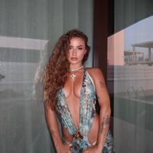  Nude
