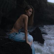  Nude