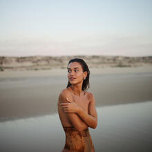  Nude