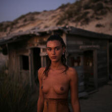  Nude