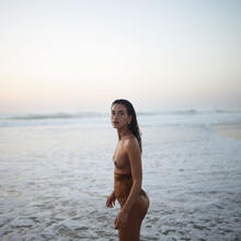  Nude
