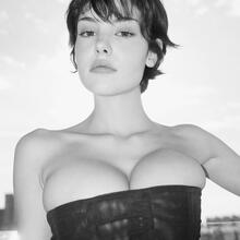  Nude