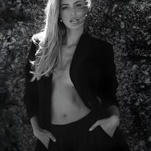  Nude