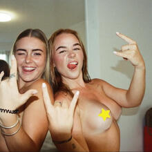  Nude