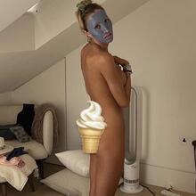  Nude