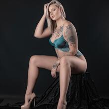  Nude