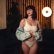  Nude