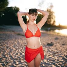  Nude