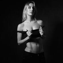  Nude