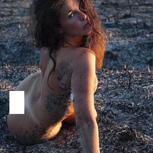  Nude