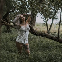  Nude