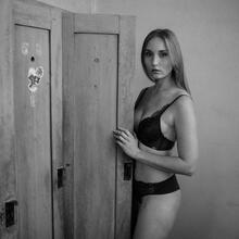  Nude