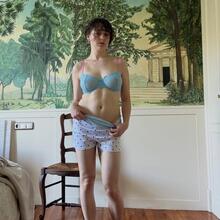  Nude
